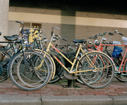 823963 Afbeelding van geparkeerde fietsen bij het Centraal Station (Utrecht C.S.) op het Stationsplein te Utrecht.